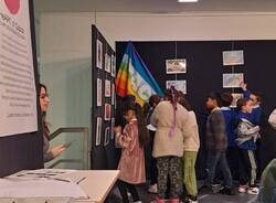 Studenti della primaria dell'IC Via IV Novembre di Parabiago alla mostra "HeART of Gaza" 