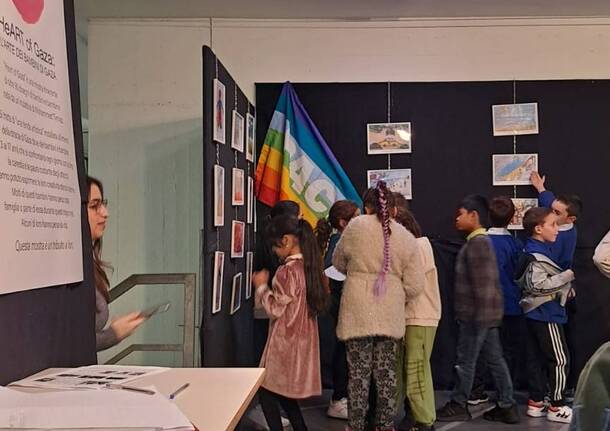 Studenti della primaria dell'IC Via IV Novembre di Parabiago alla mostra "HeART of Gaza" 