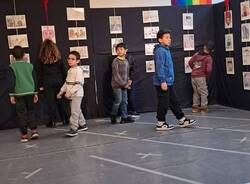 Studenti della primaria dell'IC Via IV Novembre di Parabiago alla mostra "HeART of Gaza"