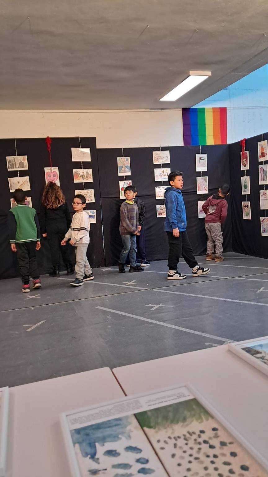 Studenti della primaria dell'IC Via IV Novembre di Parabiago alla mostra "HeART of Gaza" 