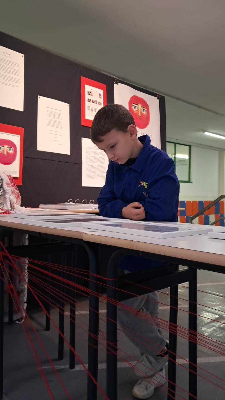 Studenti della primaria dell'IC Via IV Novembre di Parabiago alla mostra "HeART of Gaza" 