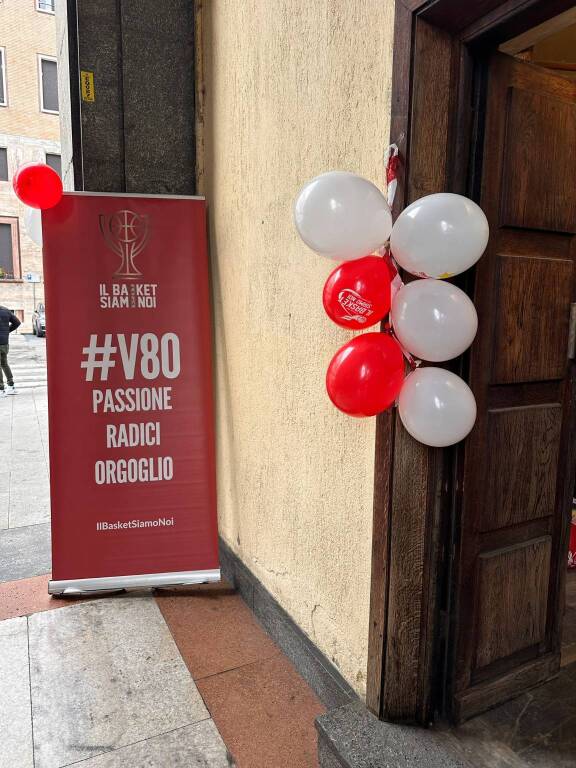Tanti varesini sulla Torre Civica per celebrare gli 80 anni della Pallacanestro Varese