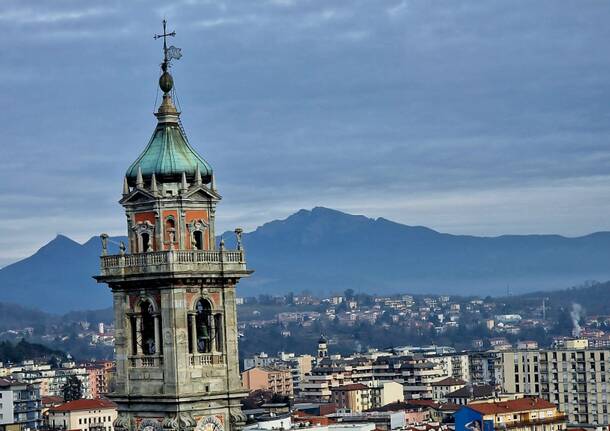 Tanti varesini sulla Torre Civica per celebrare gli 80 anni della Pallacanestro Varese