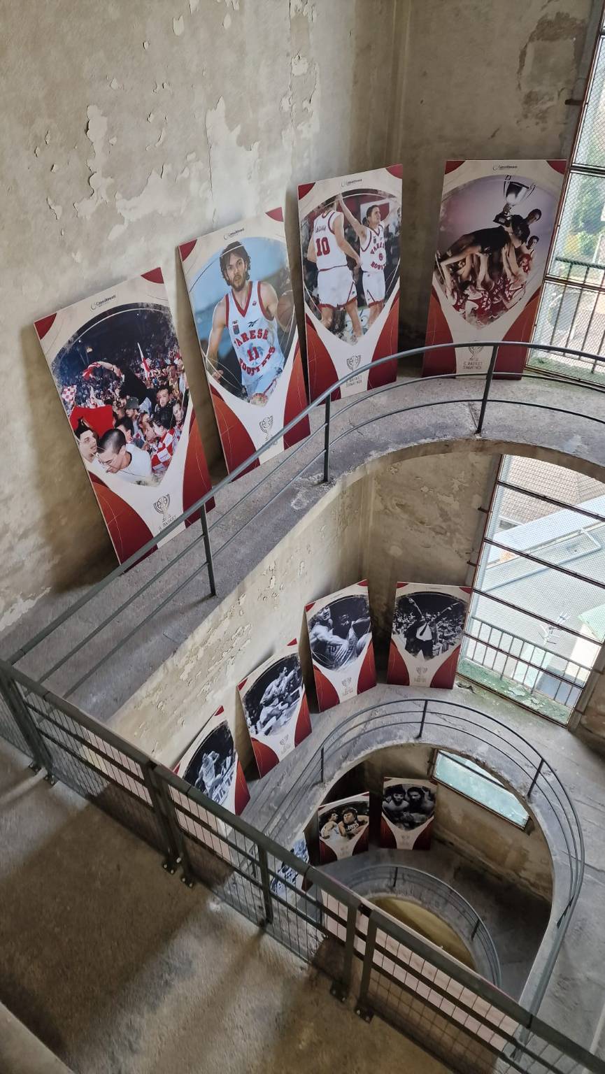 Tanti varesini sulla Torre Civica per celebrare gli 80 anni della Pallacanestro Varese