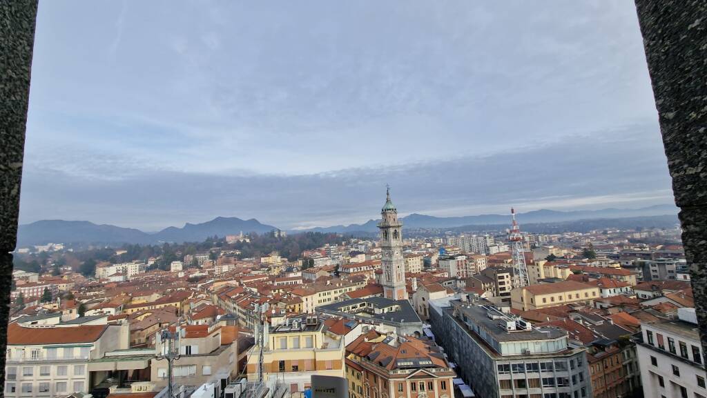Tanti varesini sulla Torre Civica per celebrare gli 80 anni della Pallacanestro Varese