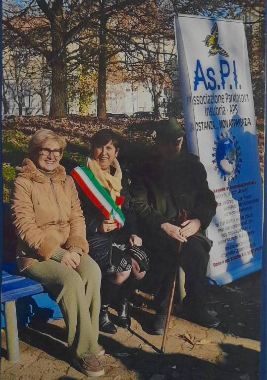 Una panchina blu e “Un passo per il Parkinson” a Legnano