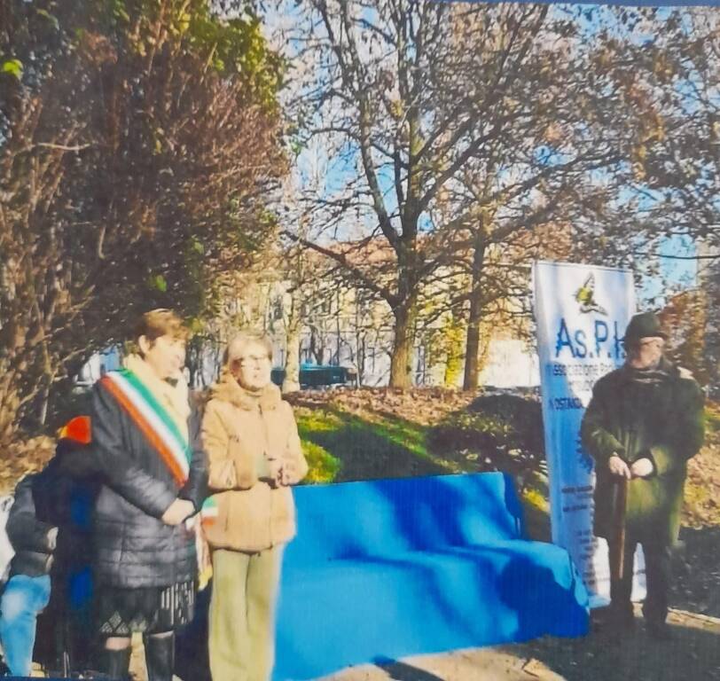 Una panchina blu e “Un passo per il Parkinson” a Legnano
