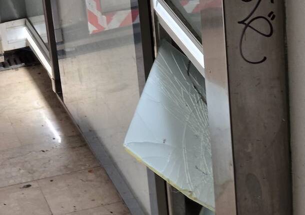 vandalismo stazione gallarate 2025