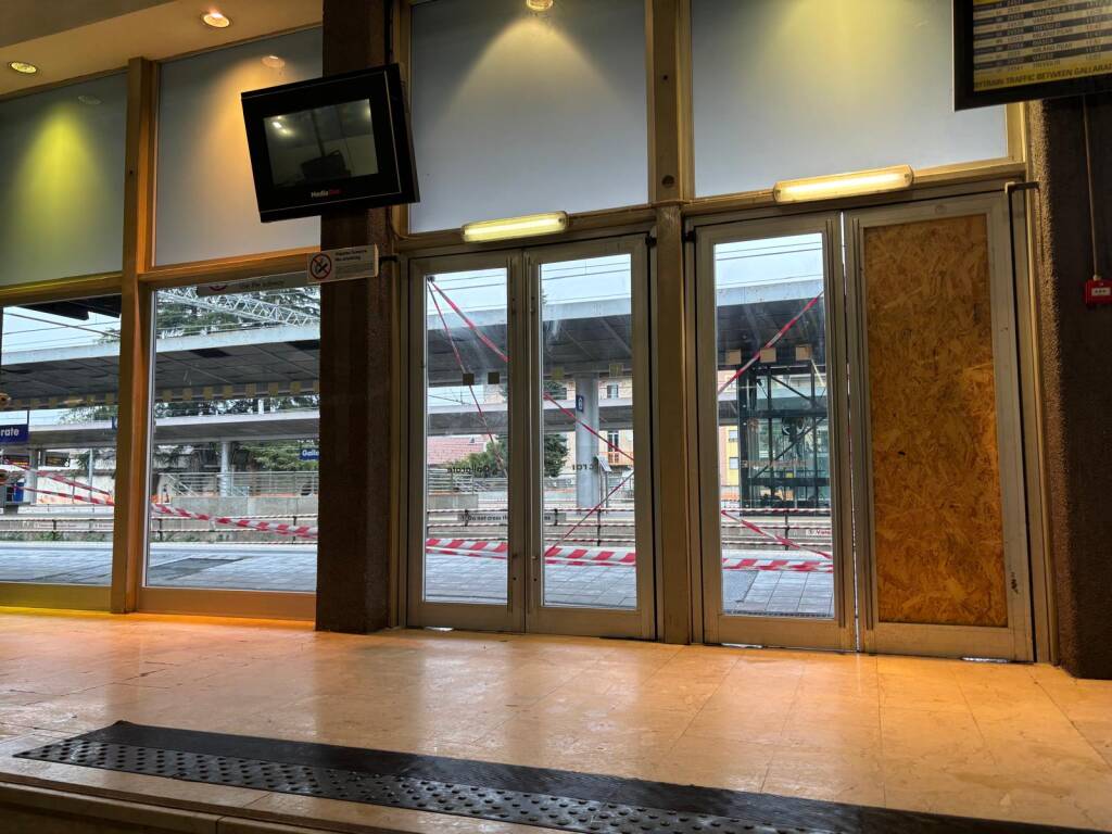 vandalismo stazione gallarate 2025
