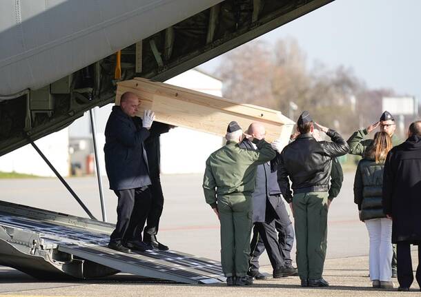 Crans-Montana, rientrate all’aeroporto di Linate le salme di 5 italiani