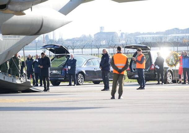 Crans-Montana, rientrate all’aeroporto di Linate le salme di 5 italiani