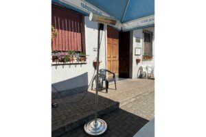 La lampada riscaldante acquistata dai volontari per i ragazzi che si ritrovano in piazza a Bergoro, subito fuori il circolo Acli