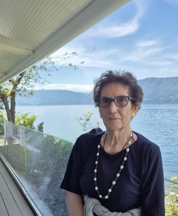 Bertollo Bruna Maglia Blu e occhiali